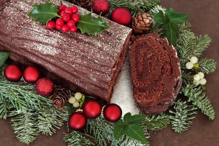 The Secret To A Stunning Christmas Centerpiece: How To Decorate A Yule Log Cake For Your Dining Table