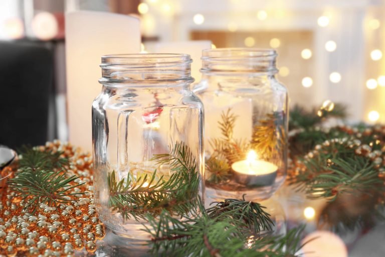 35 Cheap Mason Jar Ideas for Simple Christmas Dining Room Table Decor