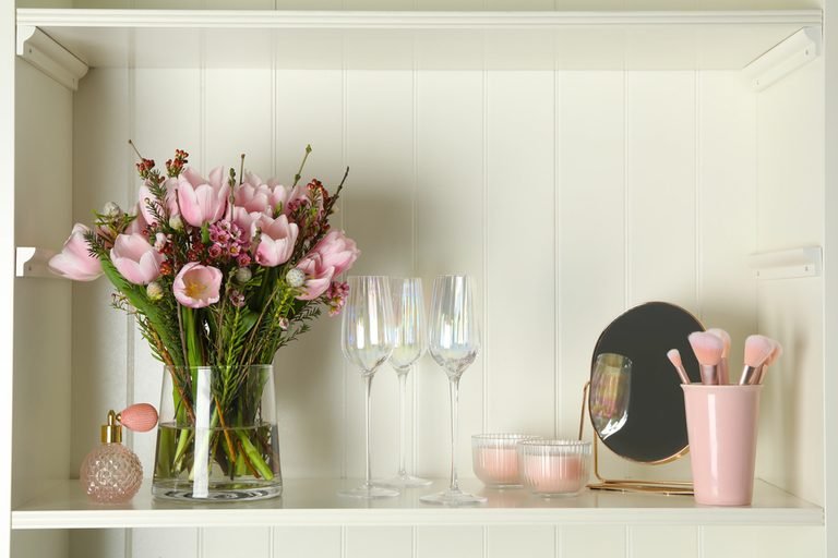 5 Cohesive Color Themes to Style an Eye-Catching Flower Shelf