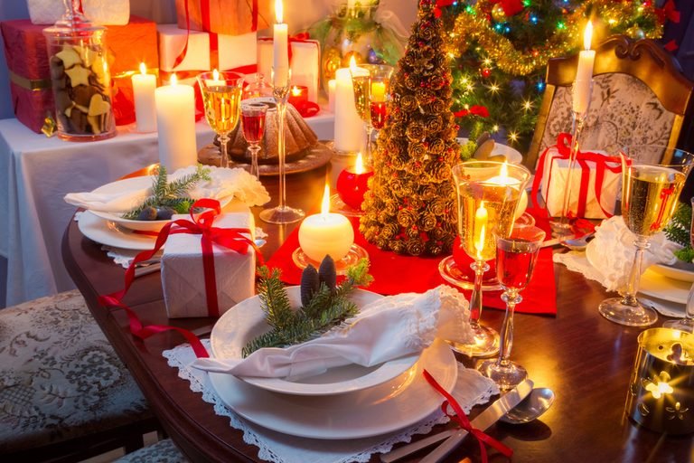 How to Style a Magazine-Worthy Christmas Table With Red and White