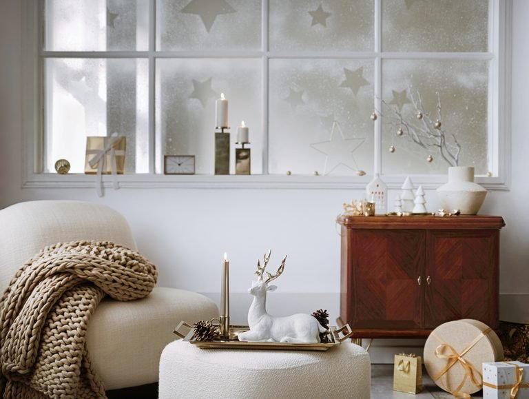 How to Layer a Festive Tray for Cozy Christmas Coffee Table Decor Ideas