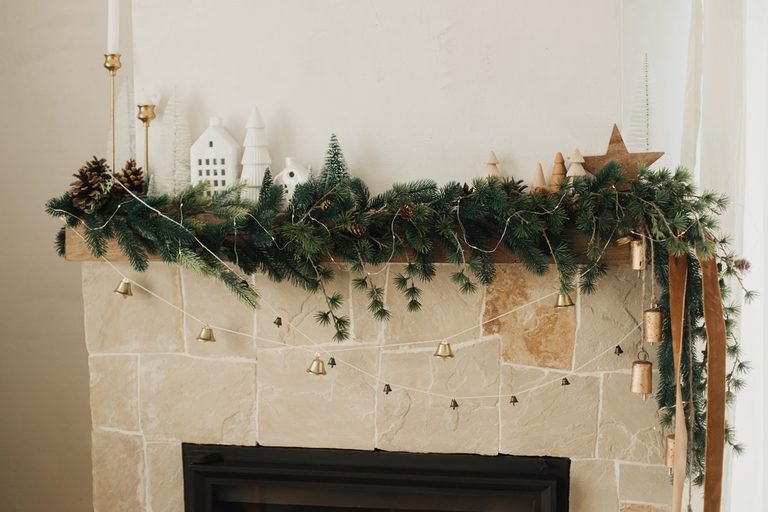 35 Easy Christmas Mantel Decorating Ideas