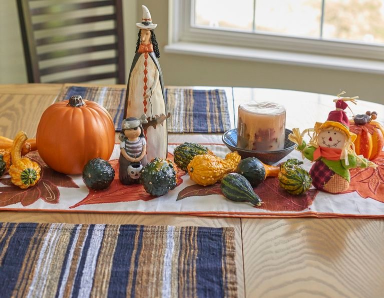 Simple & Rustic Halloween Kitchen Table Decor Ideas