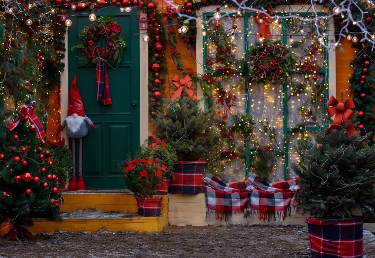 How to Use Plaid to Get Easy Vintage Christmas Porch Decorating Ideas
