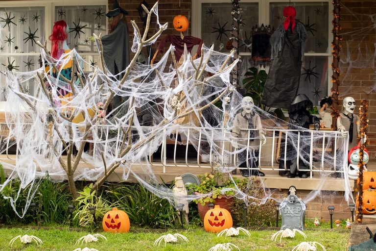 Maximalist & Fun Halloween Front Porch Ideas (Real Home Inspiration!)